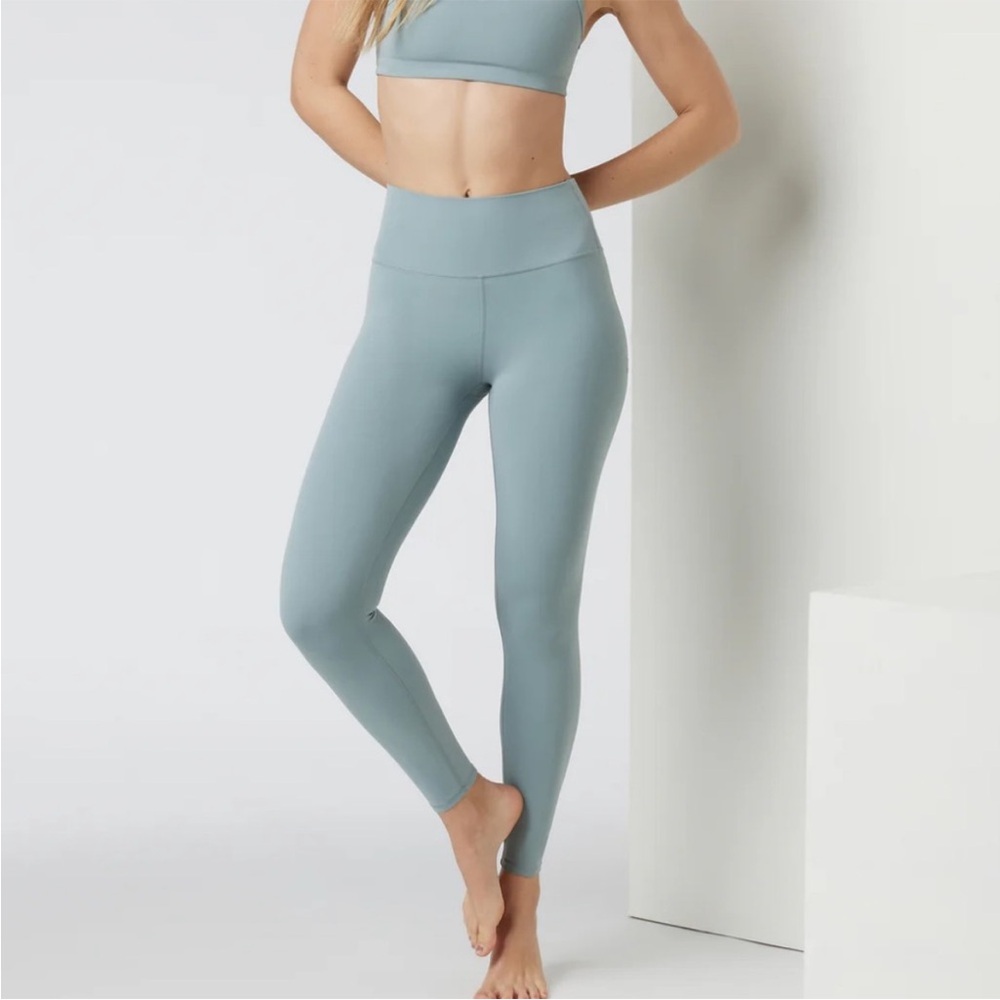 ❌SOLD❌ do not buyVuori M studio pocket legging shade light blue